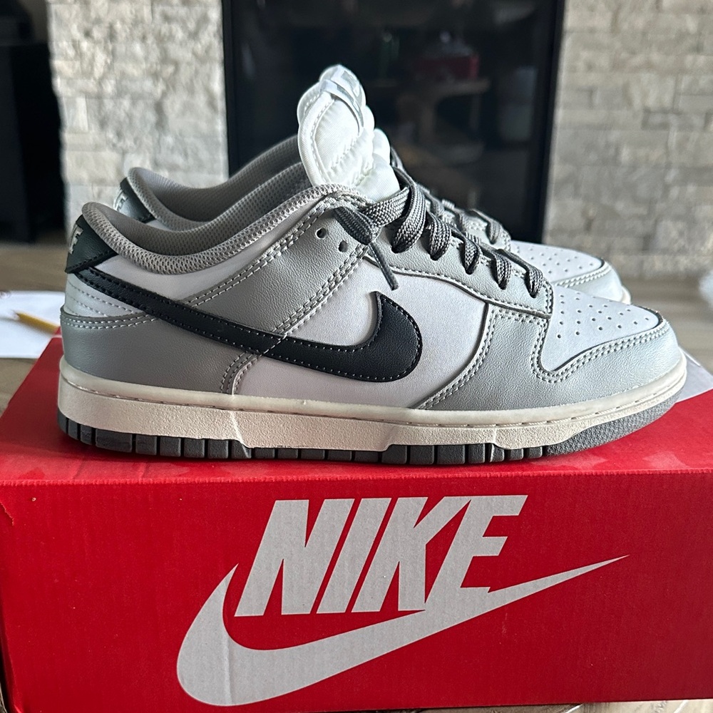 Nike women’s NIKE DUNK LOW light smoke grey Sneakers